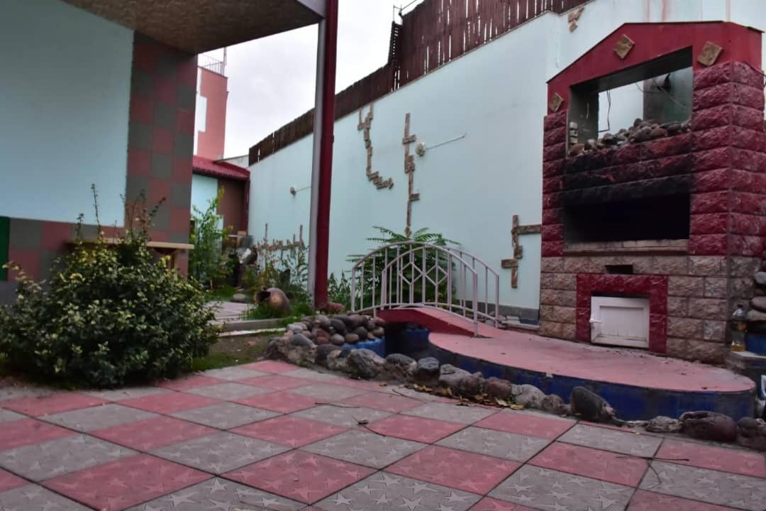 Gyumri Hotel 耶烈万 外观 照片