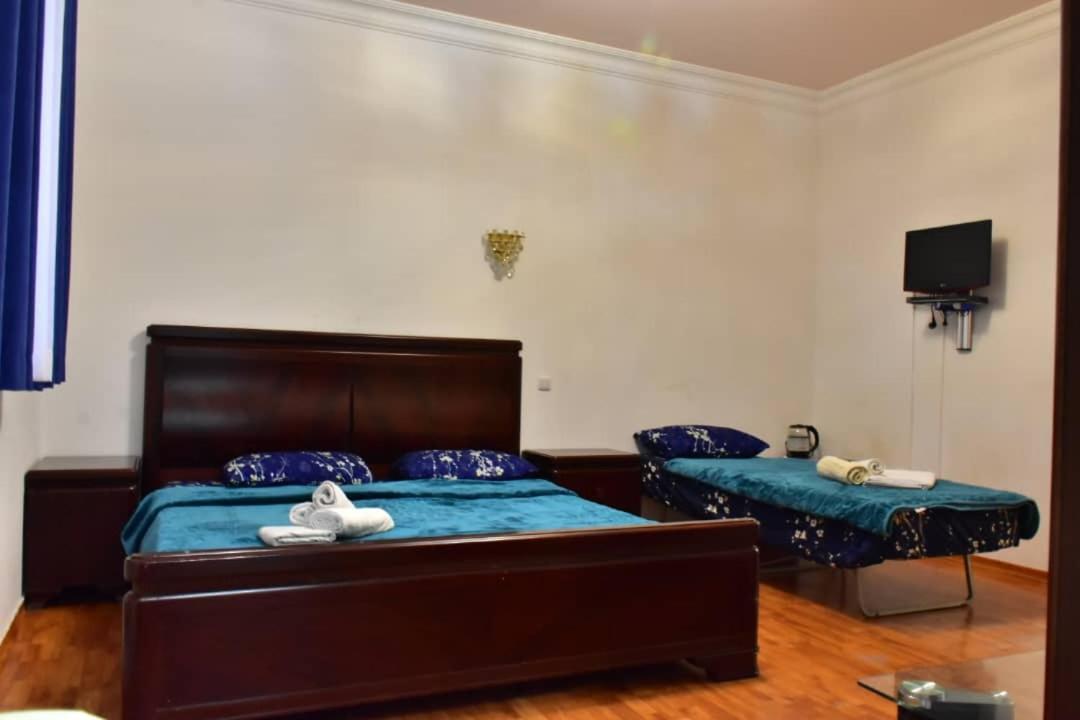 Gyumri Hotel 耶烈万 外观 照片